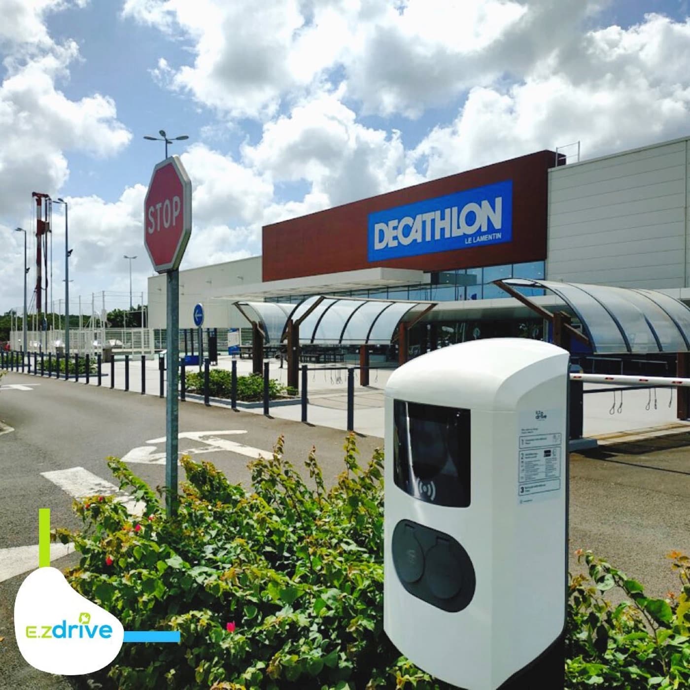 Borne EZdrive installée devant Décathlon Lamentin, Martinique