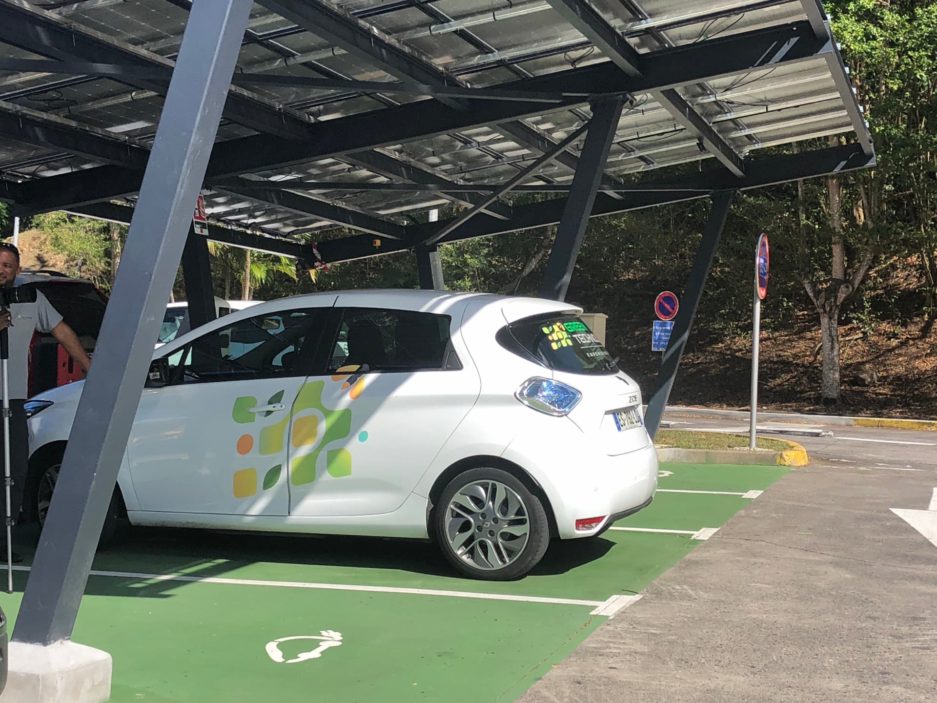 Renault Zoé en charge sous parking ombrière équipé EZdrive en Martinique