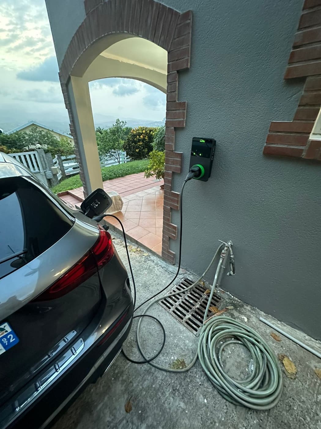 Wallbox EZdrive installée à domicile sous l'arche d'une villa, vue panoramique des Hauts