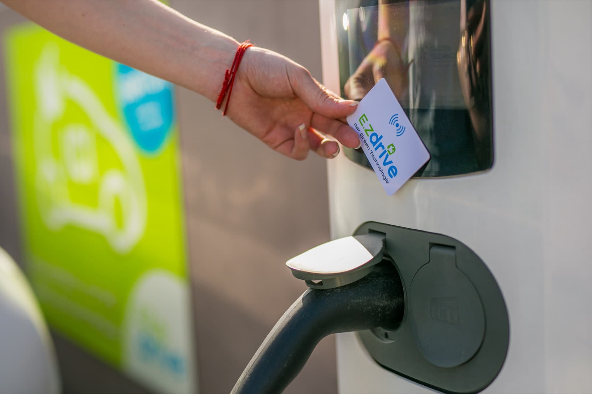 Membre EZdrive activant la recharge avec son badge RFID Pass Membre