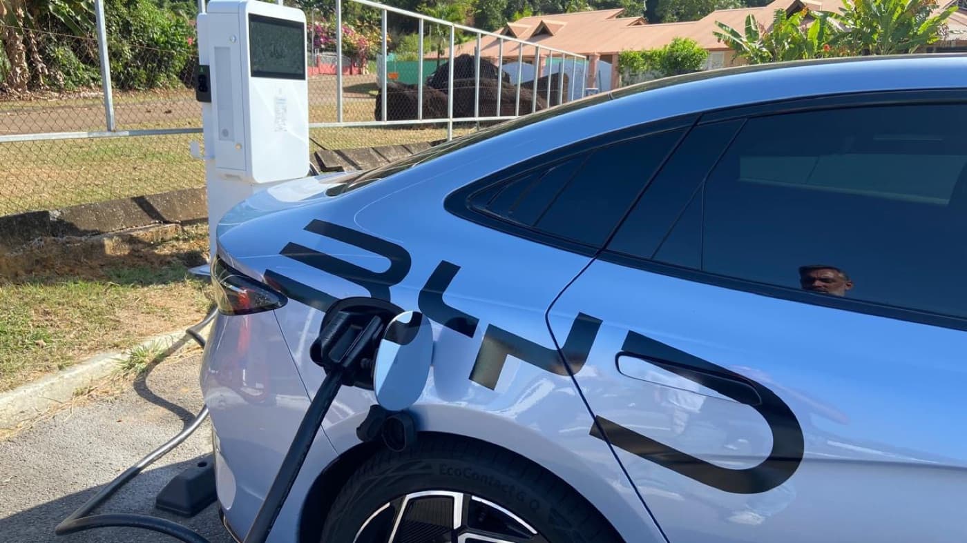 Connecteur CCS branché sur véhicule électrique BYD — recharge rapide DC EZdrive