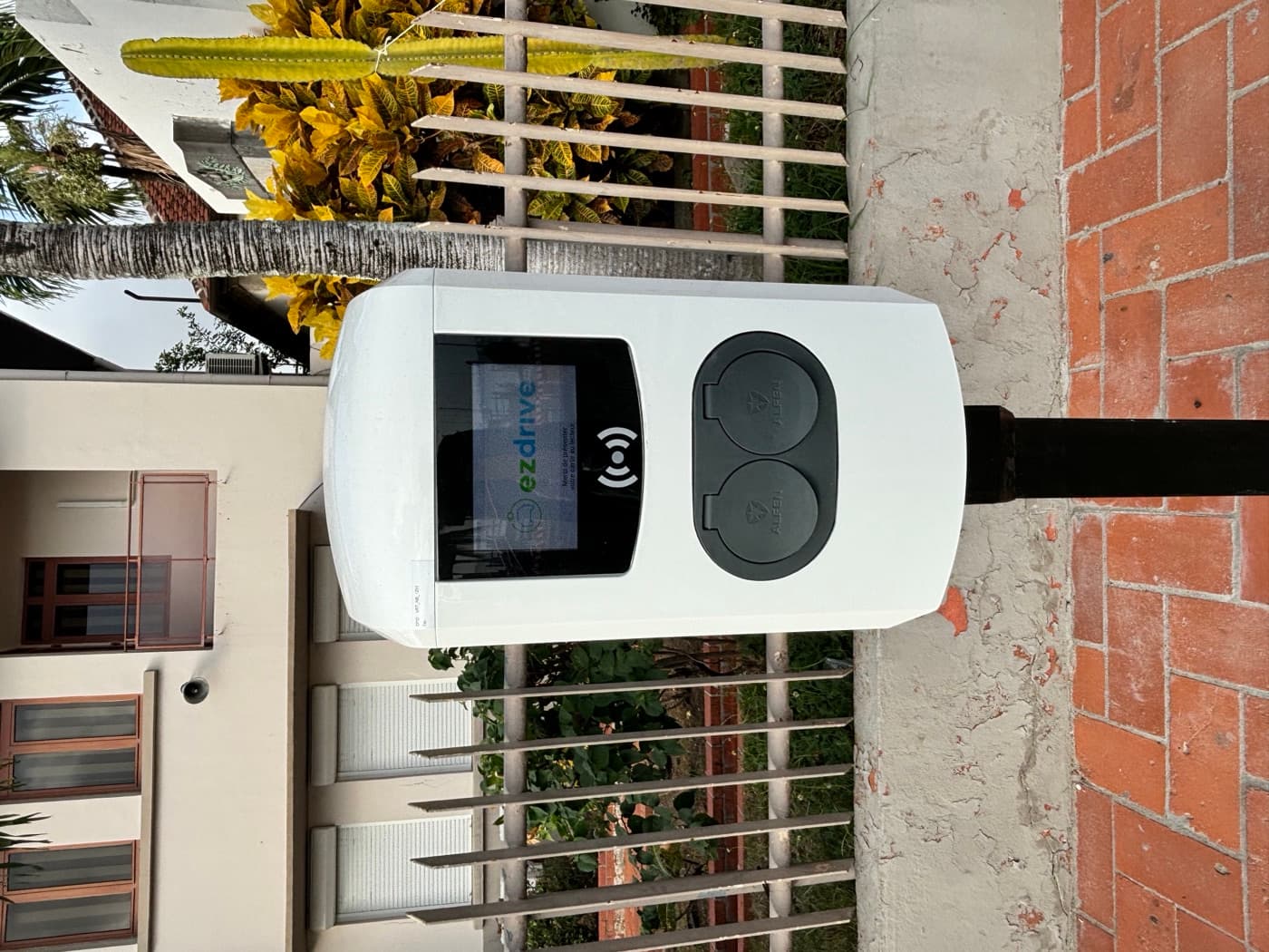 Borne EZdrive installée en espace public, vue rapprochée de l'interface utilisateur