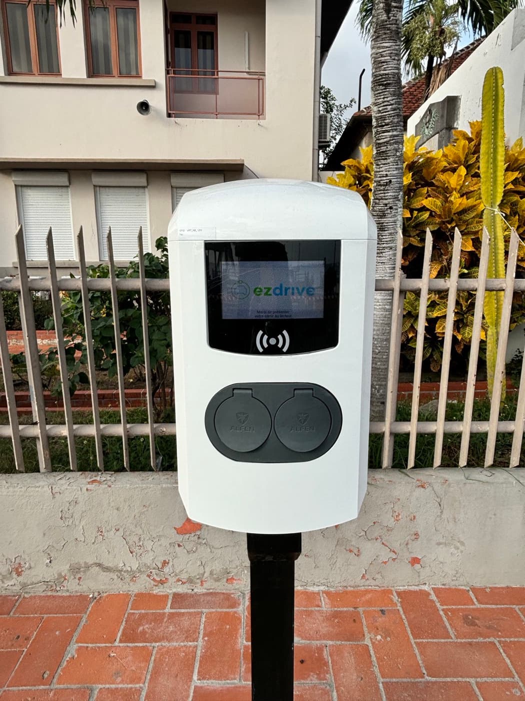 Borne EZdrive installée en espace public, vue rapprochée de l'interface utilisateur