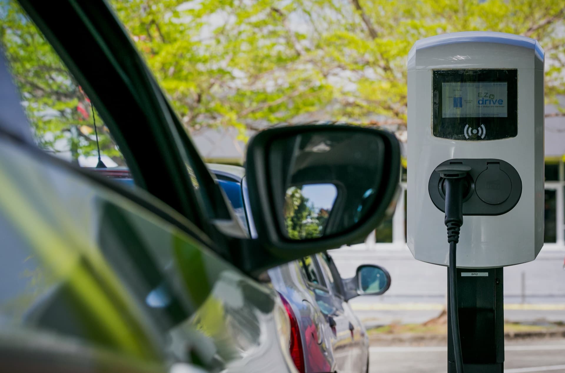 Borne de recharge EZdrive et véhicule électrique en Martinique