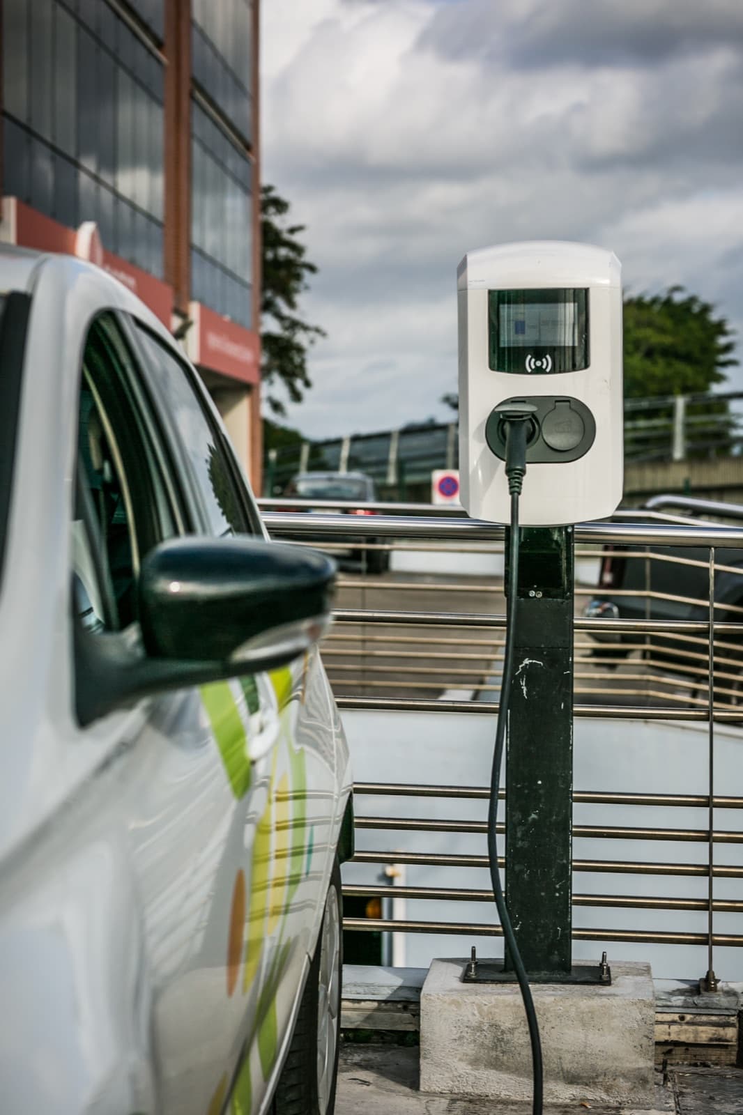 Borne de recharge EZdrive sur le parking d'une entreprise