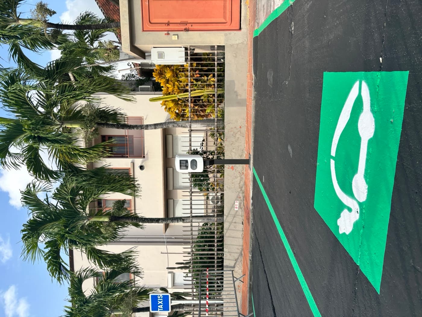 Place de stationnement VE marquée et signalétique conforme, équipée d'une borne EZdrive pour usage public