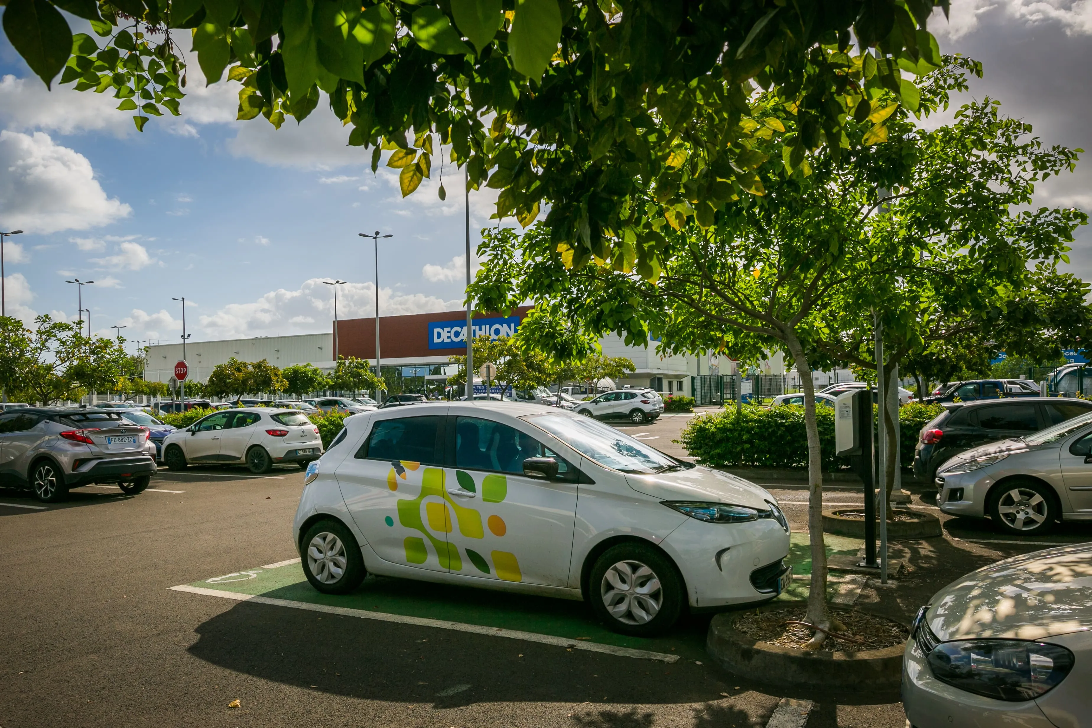 Véhicule électrique en charge